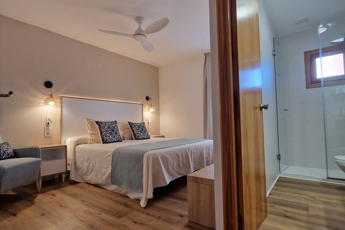 habitación doble con terraza y vistas mar | 1 bedroom, minibar, in-room safe, desk