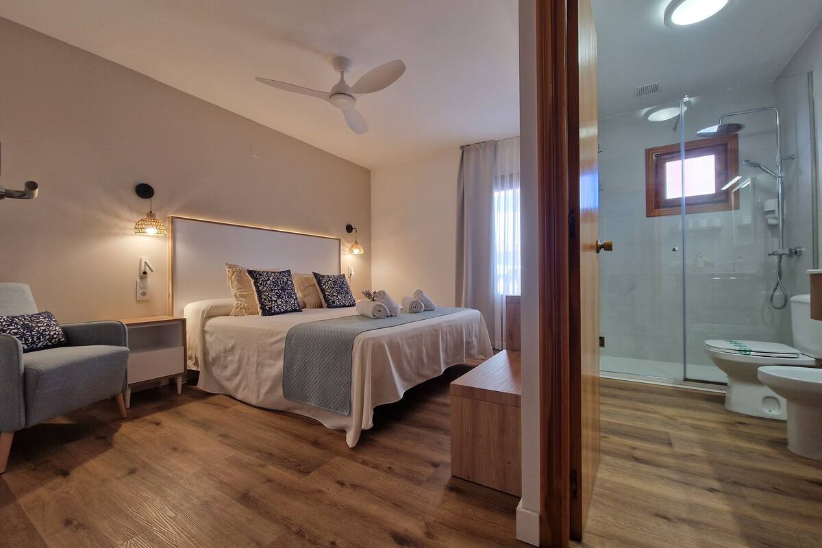 habitación doble con terraza y vistas mar | 1 bedroom, minibar, in-room safe, desk