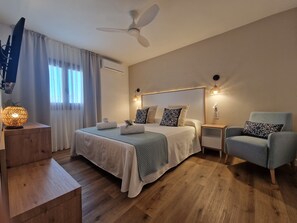 Minibar, in-room safe, desk, laptop workspace - Hotel Bodegón (Peniscola)