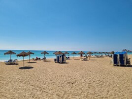 Ubicación a pie de playa y arena blanca