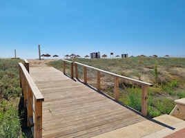 Ubicación a pie de playa y arena blanca