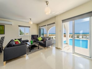 Villa, 3 chambres (Victoria) | Aire de séjour | Téléviseur à écran plat, lecteur de DVD