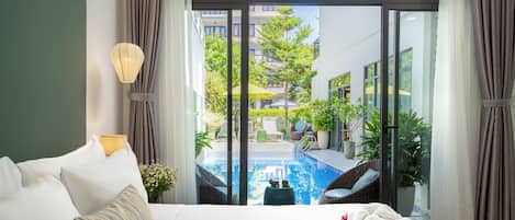Suite, 1 King Bed, Pool View