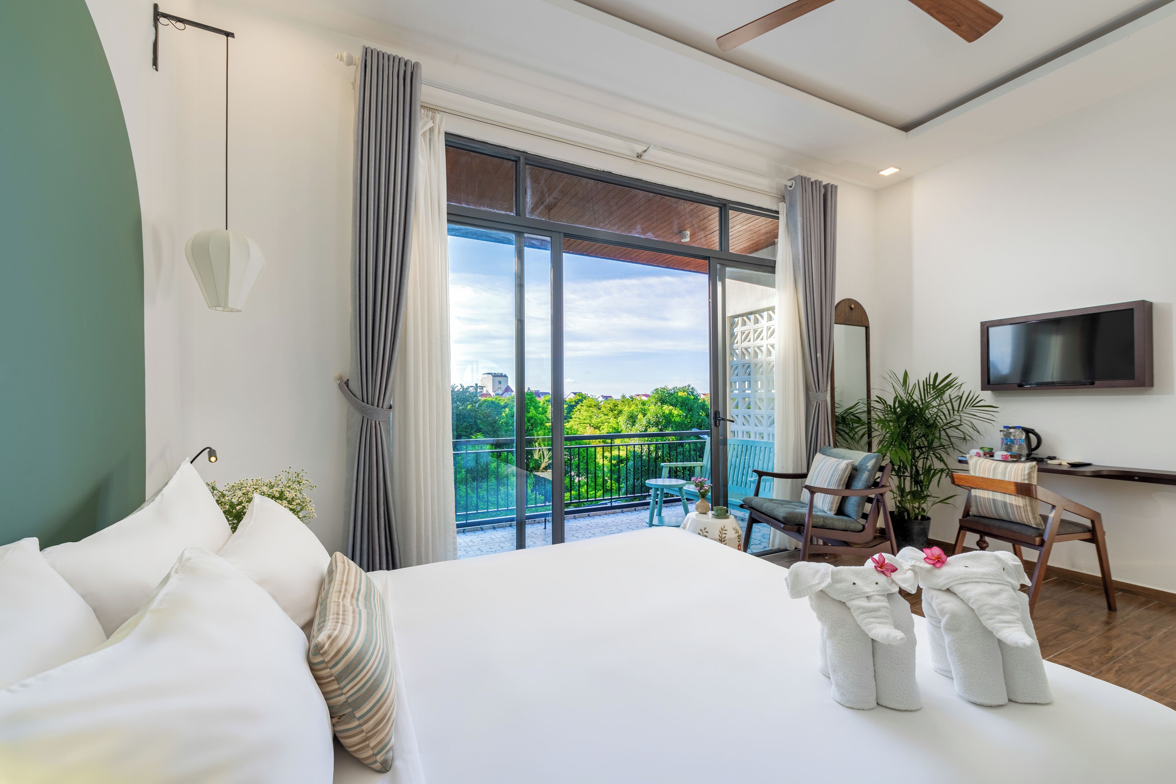 Volar Balcony Deluxe Double | Minibar, in-room safe, individually decorated, individually furnished