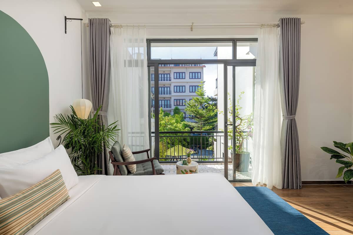 Suíte, sacada, vista para a piscina | Frigobar, cofres nos quartos, individualmente decorados