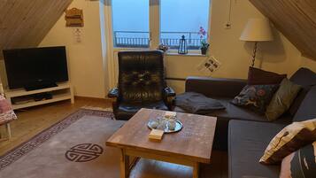 Basic Villa, 2 Bedrooms,Terrace,Valley View (final cleaning, bed sheets and towels are not included) | Living area | Books