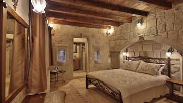 Ropa de cama de alta calidad y caja de seguridad en la habitación