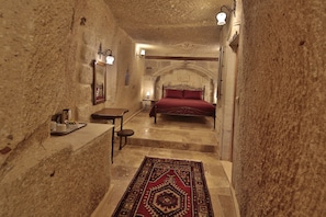Cave Suite | Hochwertige Bettwaren, Zimmersafe, individuell dekoriert