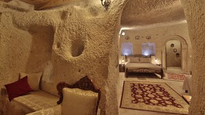 Family Cave Suite  | Sengetøy av topp kvalitet, safe på rommet og skrivebord