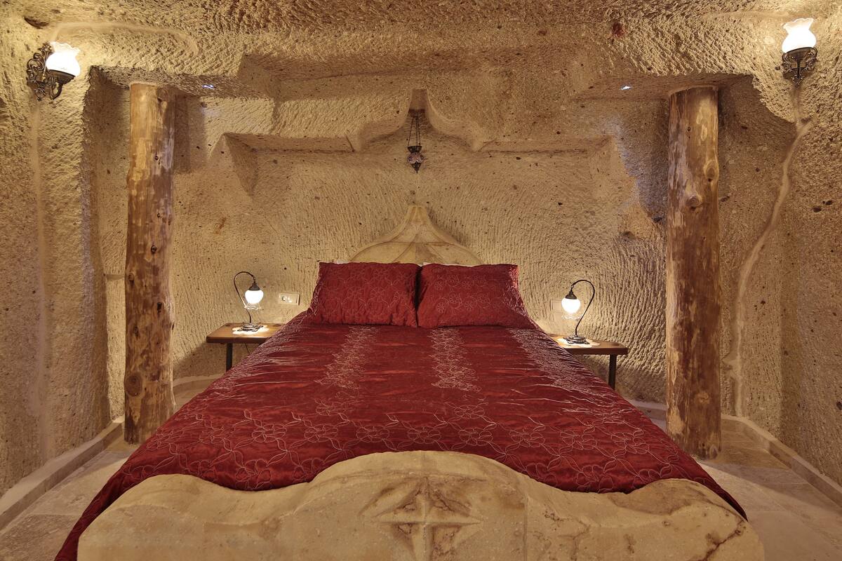 Cave Suite | Ylelliset vuodevaatteet, tallelokero huoneessa, työpöytä
