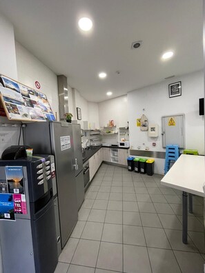 Réfrigérateur, micro-ondes, plaque de cuisson, cafetière/bouilloire