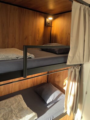 Caja de seguridad en la habitación y sistema de insonorización