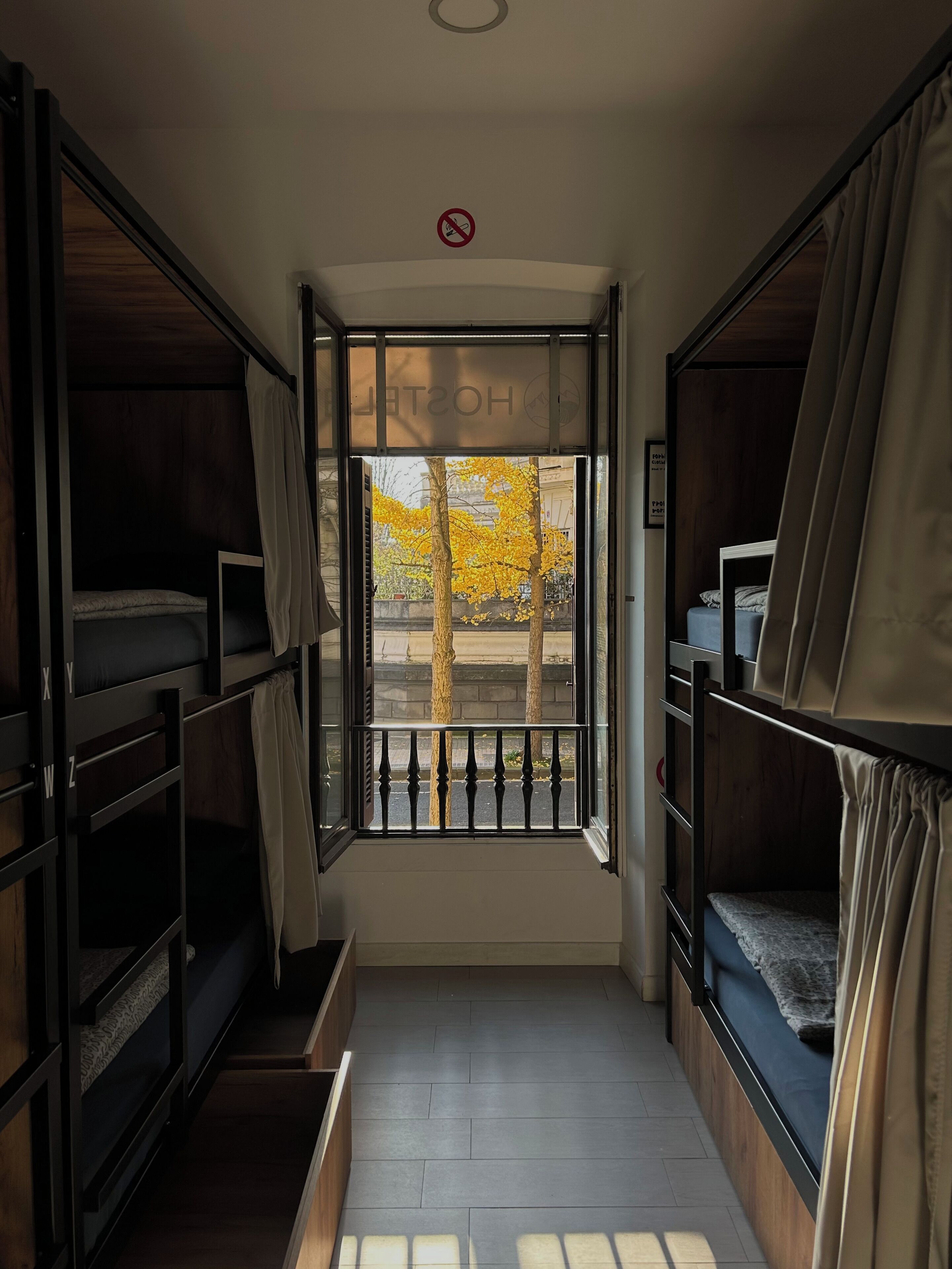 Cama en dormitorio compartido (6 pax) | Caja fuerte, sistema de insonorización, camas supletorias y wifi gratis