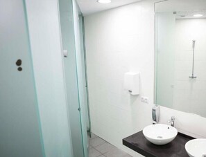 Douche, sèche-cheveux, serviettes fournies
