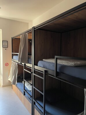 Bed in 8-Bed Mixed Dormitory Room | In-room safe, soundproofing, rollaway beds, free WiFi - Downtown River Hostel (San Sebastián)