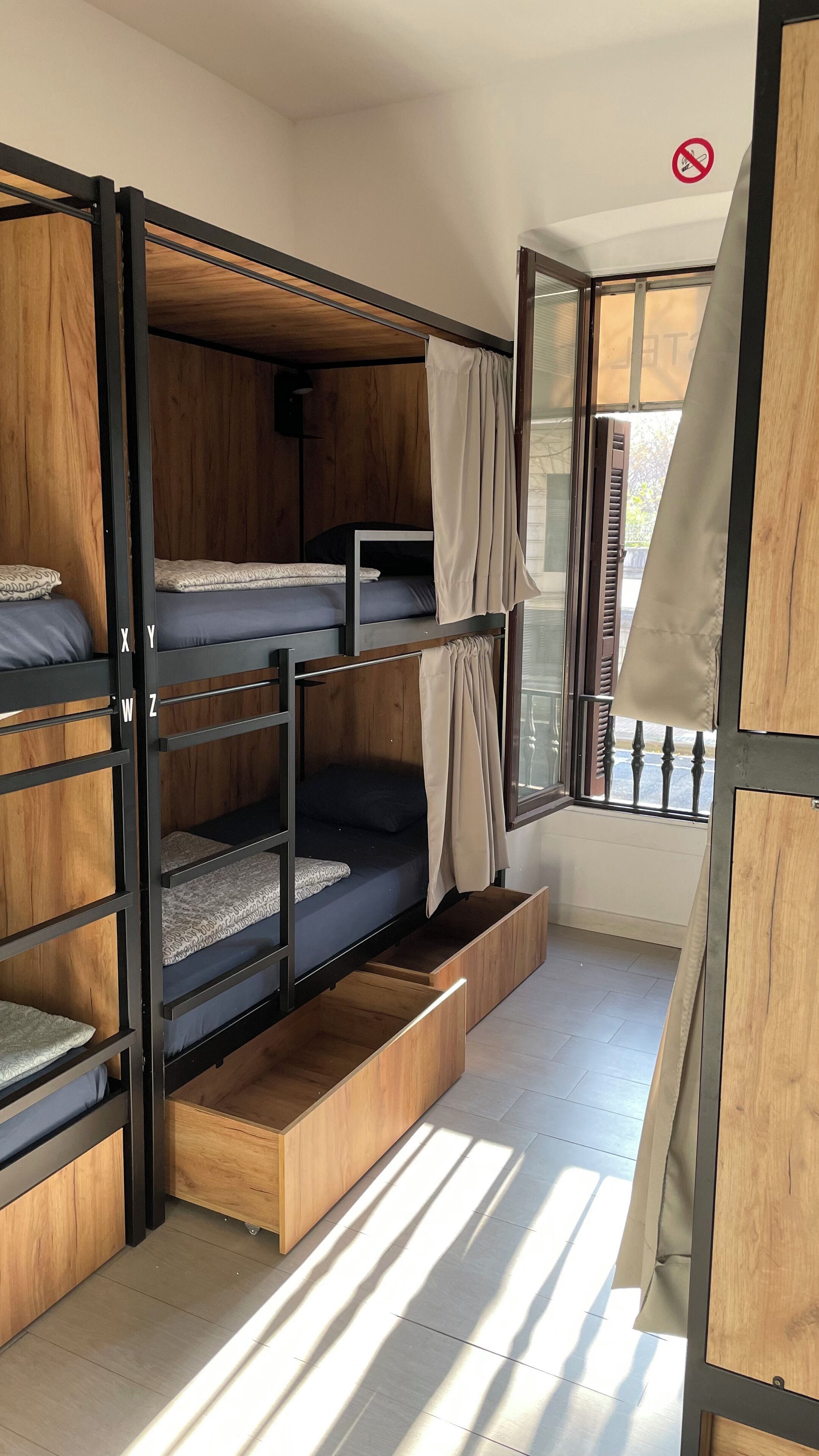 Yhteismajoitus, sekamajoitus (6 beds) | Tallelokero huoneessa, äänieristys, lisävuoteet, ilmainen Wi-Fi
