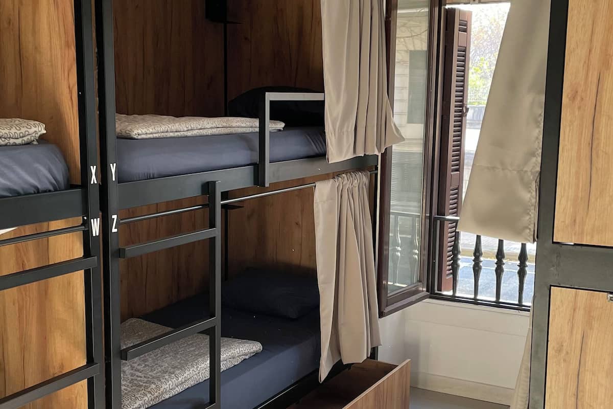 Yhteismajoitus, sekamajoitus (6 beds) | Tallelokero huoneessa, äänieristys, lisävuoteet, ilmainen Wi-Fi