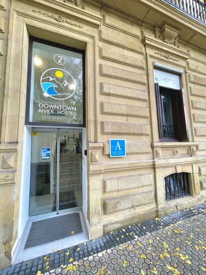 Front of property - Downtown River Hostel (San Sebastián)