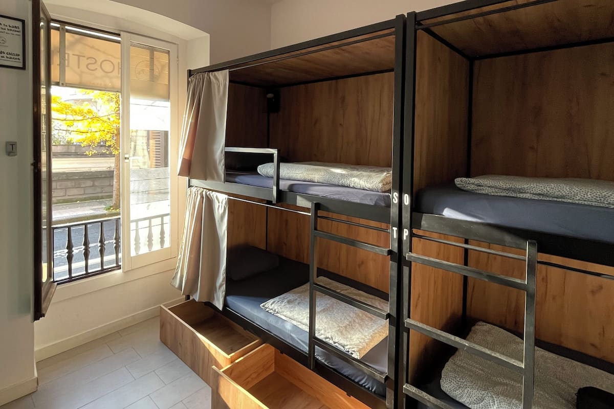 Yhteismajoitus, sekamajoitus (8 pax) | Tallelokero huoneessa, äänieristys, lisävuoteet, ilmainen Wi-Fi