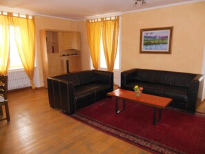 Apartment, 2 Bedrooms, Lake View | Living area