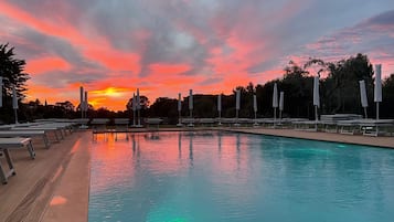 Una piscina al aire libre de temporada