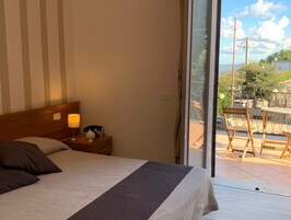 Minibar, desk, free WiFi, wheelchair access