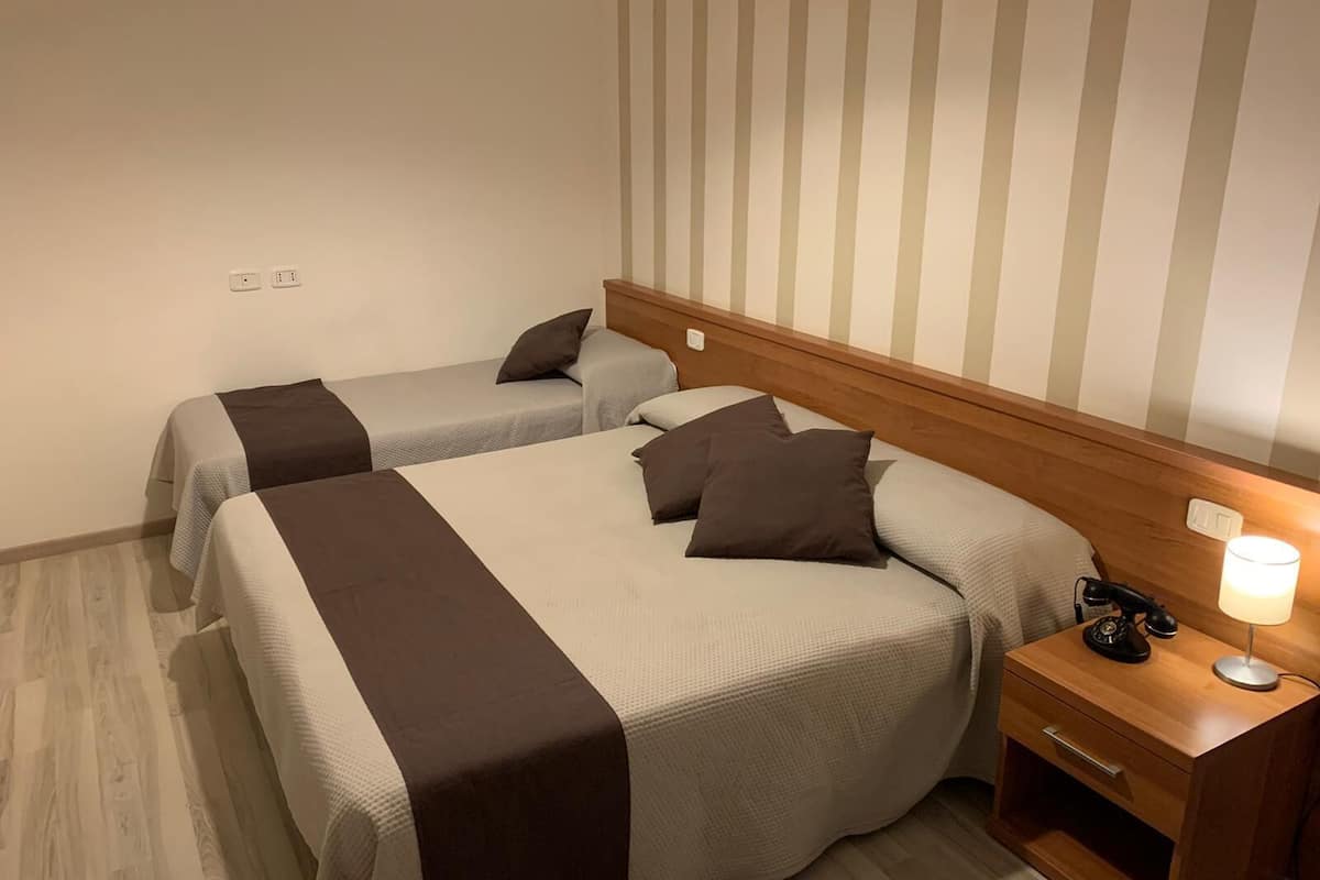 triple room | minibar, desk, cots/infant beds, free wifi