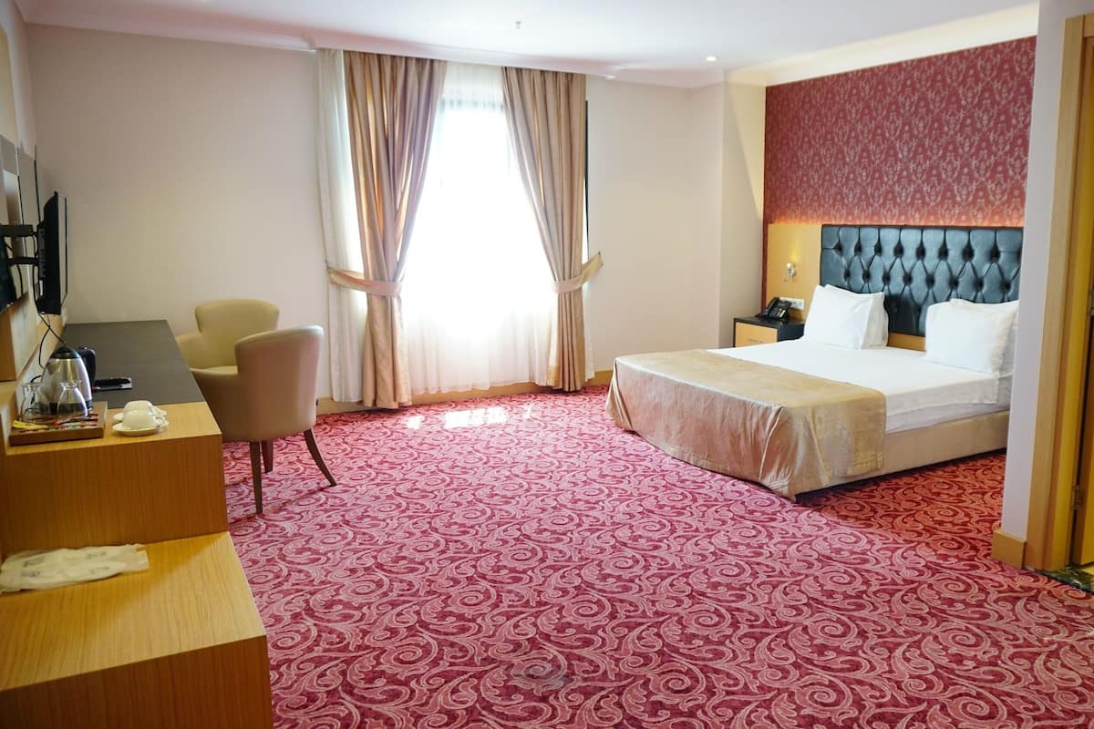Deluxe kamer, 1 tweepersoonsbed | 1 slaapkamer, luxe beddengoed, een minibar, een kluis op de kamer