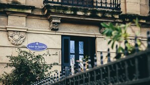 A building facade with a sign reading "Arbol de Gernika Paseo". - Ibaia Et Arramak (San Sebastián)