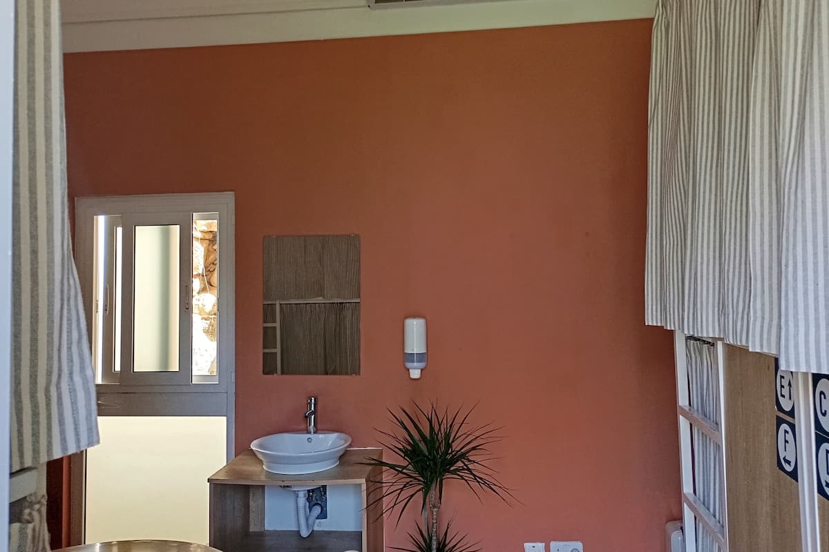 Slaapzaal, gemengde slaapzaal (6 beds) | Een kluis op de kamer, een bureau, gratis wifi, beddengoed