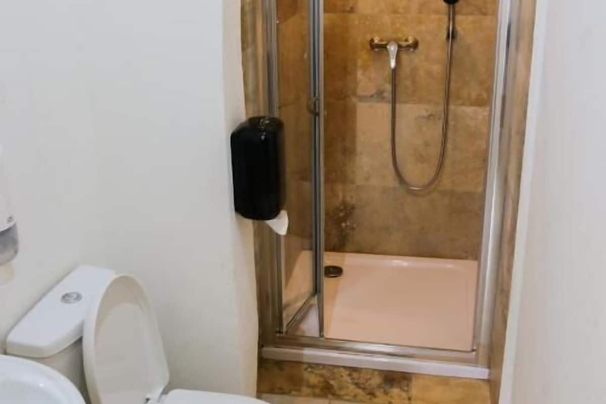 Ortak Ranzalı Oda, Karma Ranzalı Oda, Bahçe Manzaralı, Zemin Kat (4 beds) | Banyo | Duş, saç kurutma makinesi, havlu, tuvalet kâğıdı