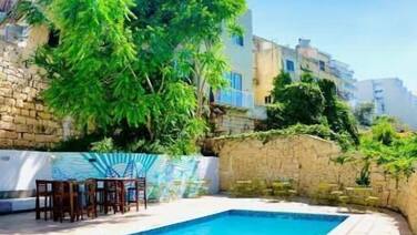 Follow the Sun Boutique Hostel - Pool, Breakfast & Sea Views