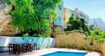 Follow the Sun Boutique Hostel - Pool, Breakfast & Sea Views