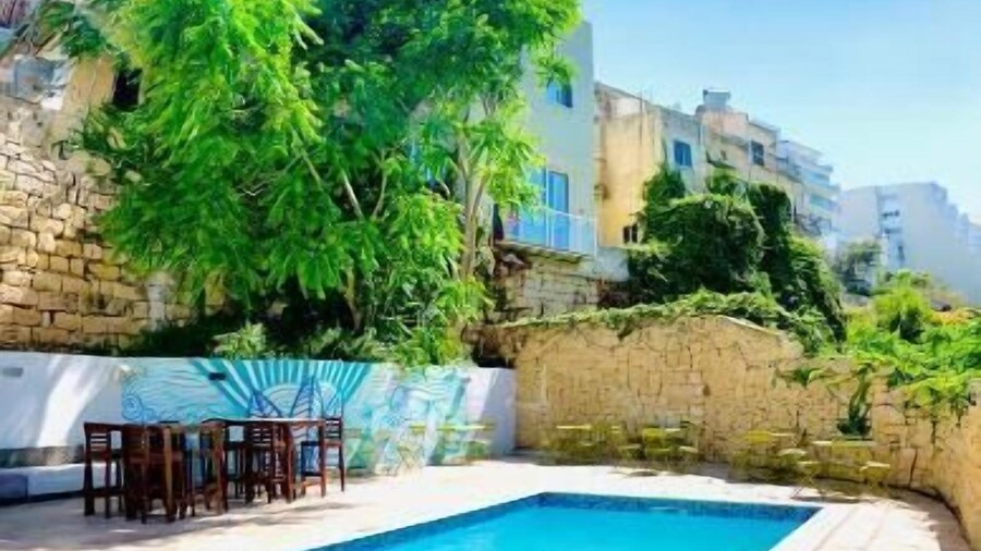 Follow the Sun Boutique Hostel - Pool, Breakfast & Sea Views