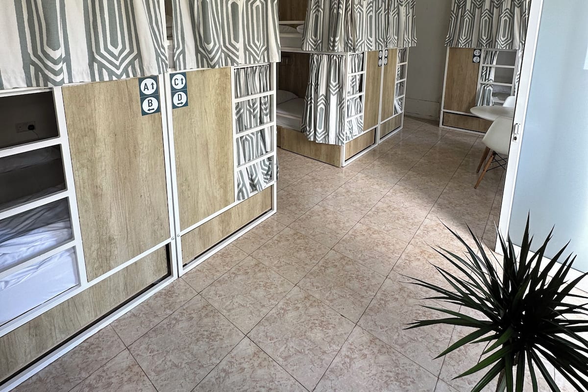 Ortak Ranzalı Oda, Sadece kadınlar için, Bahçe Manzaralı, Havuz Kenarı (10 beds) | Odada kasa, masa, ücretsiz kablosuz İnternet, çarşaf takımı