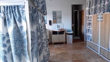 Közös hálóterem, kizárólag nők számára, hozzáférés a medencéhez, kilátással a tengerre (12 beds) | Széf a szobában, íróasztal, ingyenes wifi és ágynemű
