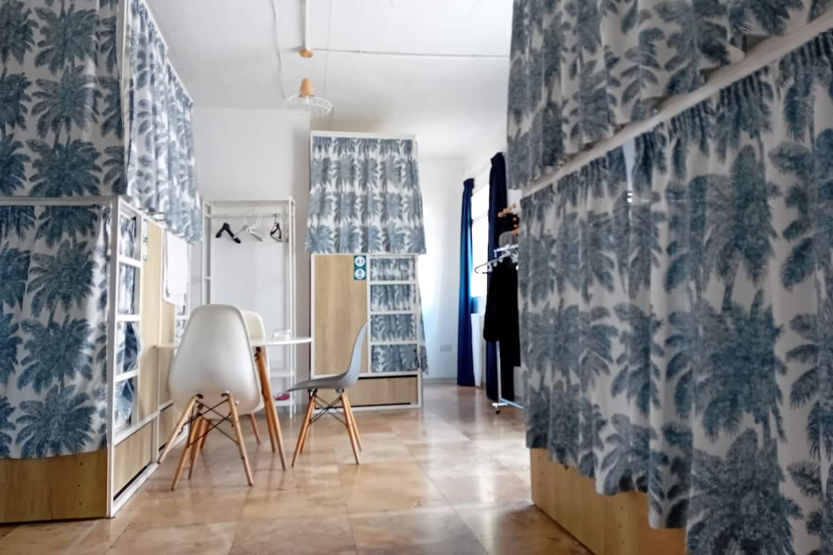 Slaapzaal, alleen voor vrouwen, toegang tot zwembad, uitzicht op zee (12 beds) | Een kluis op de kamer, een bureau, gratis wifi, beddengoed