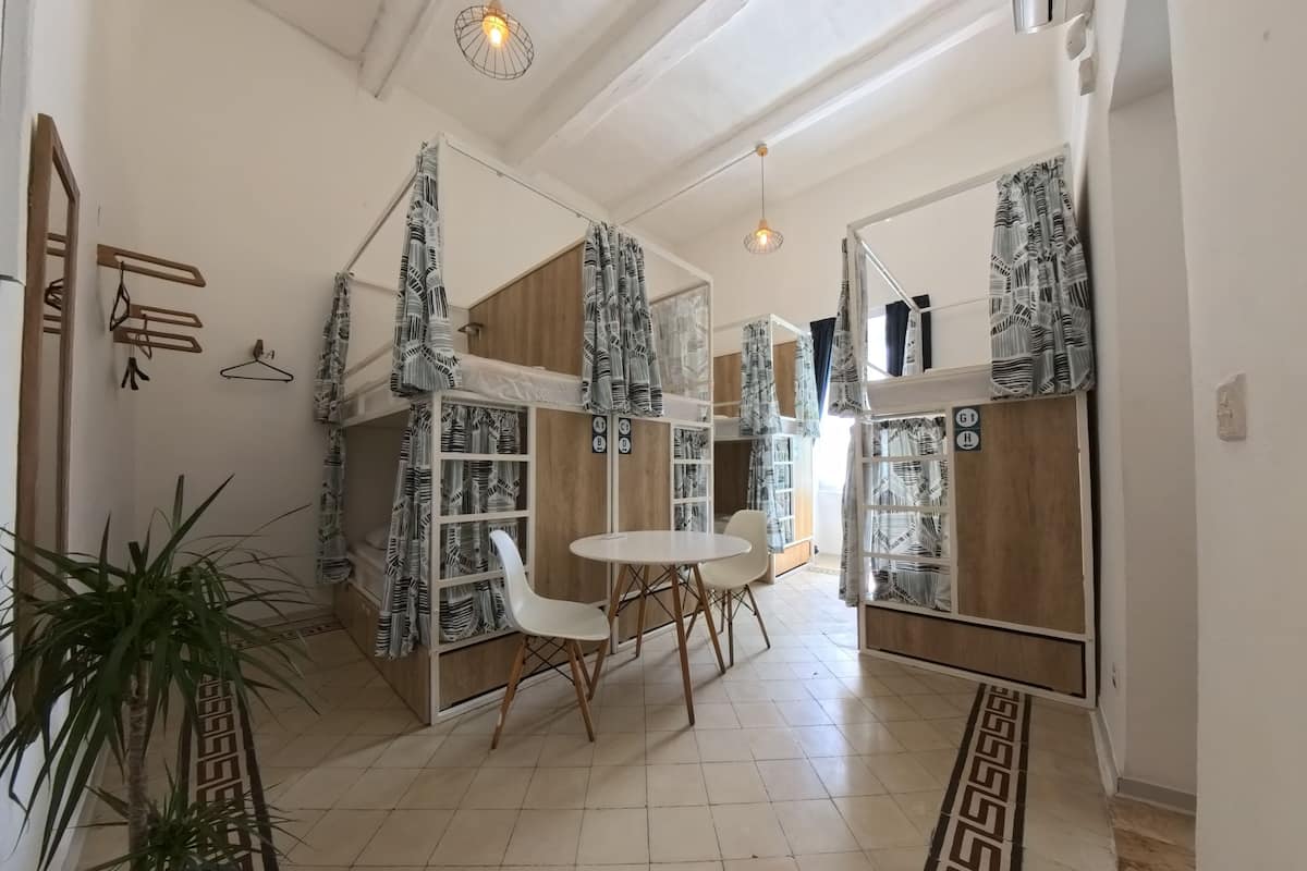 Ortak Ranzalı Oda, Sadece kadınlar için, Ortak Banyo (8 beds) | Odada kasa, masa, ücretsiz kablosuz İnternet, çarşaf takımı