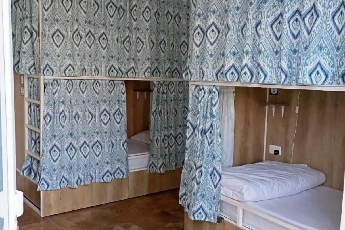宿舍, 女士专用房, 花园景观, 一层 (4 beds) | 羽绒被、客房内保险箱、办公桌、免费 WiFi