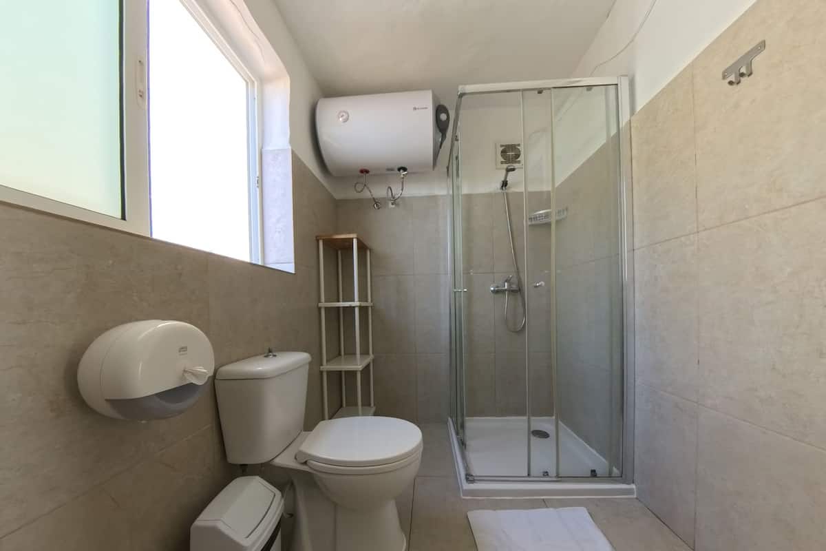 Ortak Ranzalı Oda, Karma Ranzalı Oda, Teras, Deniz Manzaralı (6 beds) | Banyo | Duş, saç kurutma makinesi, havlu, tuvalet kâğıdı