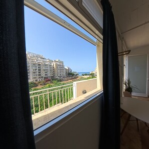 Shared Dormitory, Mixed Dorm (6 beds) | In-room safe, desk, free WiFi, bed sheets - Follow the Sun Boutique Hostel - Pool, Breakfast & Sea Views (St. Julian's)