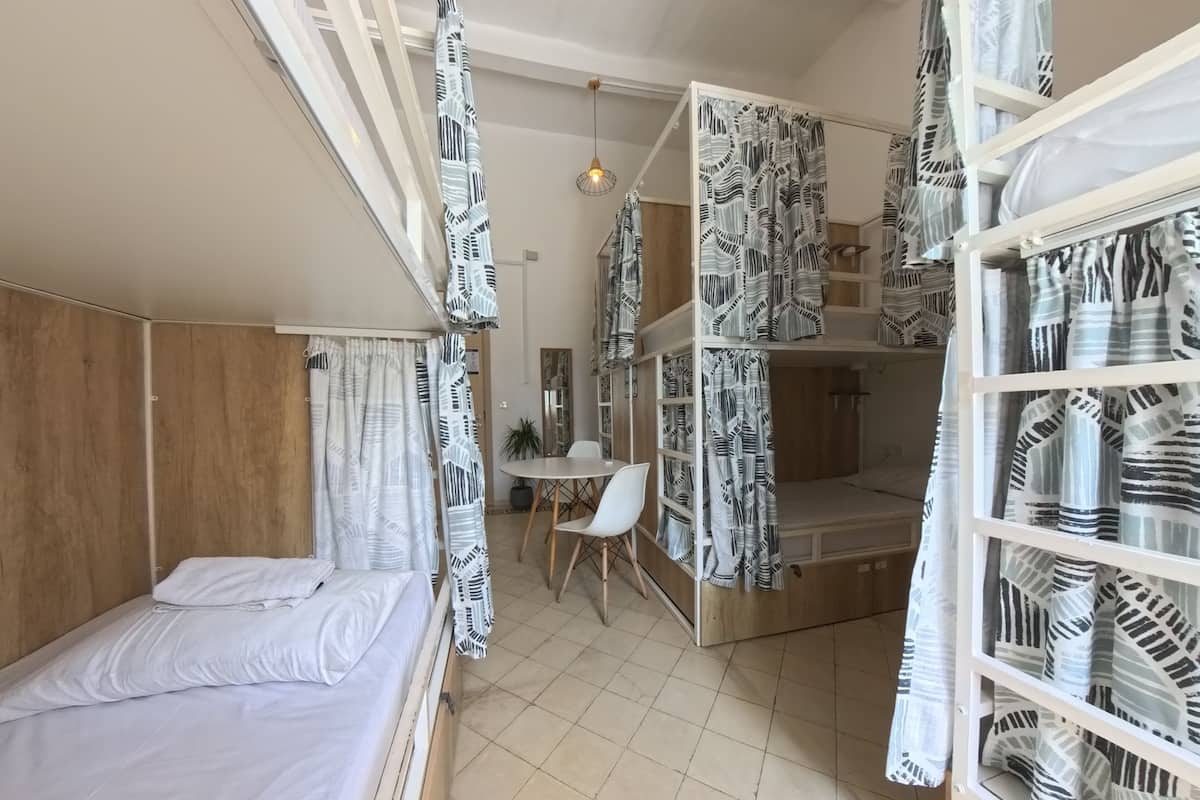 Ortak Ranzalı Oda, Sadece kadınlar için, Ortak Banyo (8 beds) | Odada kasa, masa, ücretsiz kablosuz İnternet, çarşaf takımı