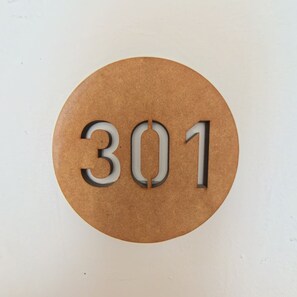 Una señal circular con el número 301.