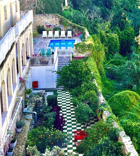 Garden - Follow the Sun Boutique Hostel - Pool, Breakfast & Sea Views (St. Julian's)