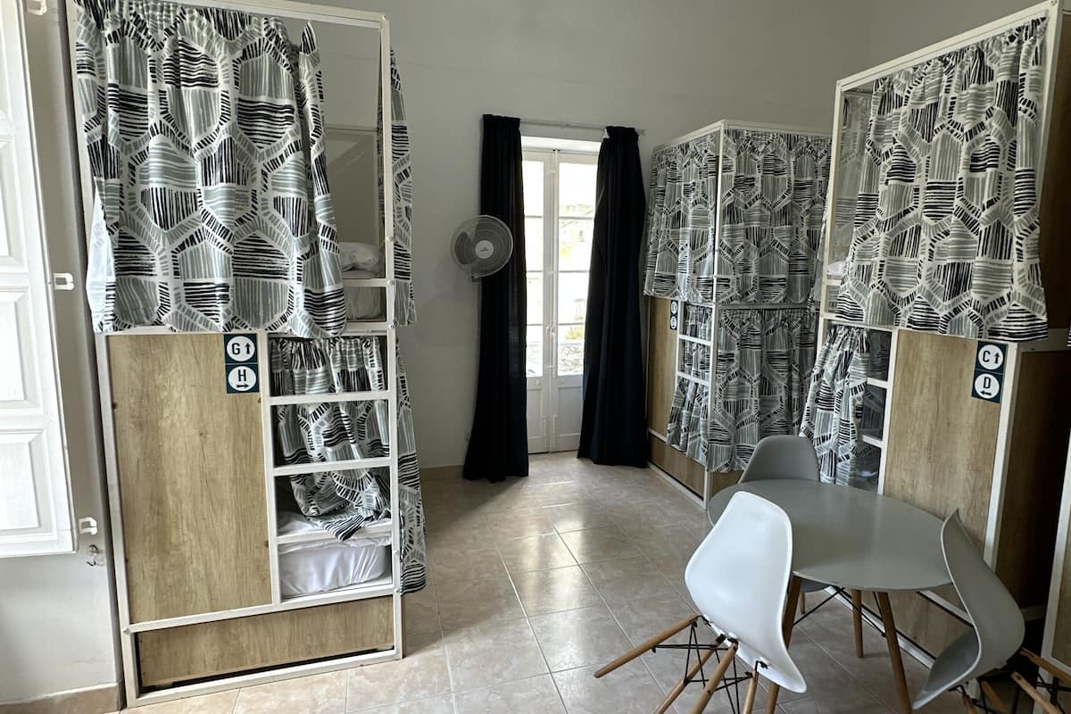 Ortak Ranzalı Oda, Karma Ranzalı Oda, Balkon, Deniz Manzaralı (8 beds) | Odada kasa, masa, ücretsiz kablosuz İnternet, çarşaf takımı