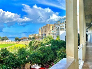 Terrace/patio - Follow the Sun Boutique Hostel - Pool, Breakfast & Sea Views (St. Julian's)