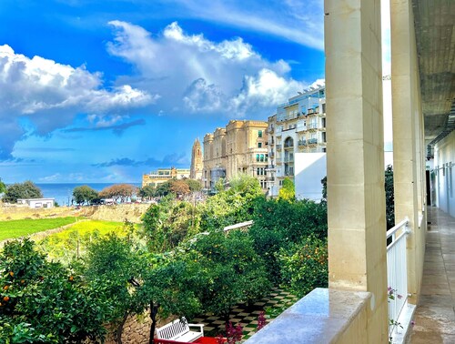 Follow the Sun Boutique Hostel - Pool, Breakfast & Sea Views