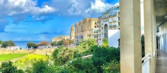 Follow the Sun Boutique Hostel - Pool, Breakfast & Sea Views