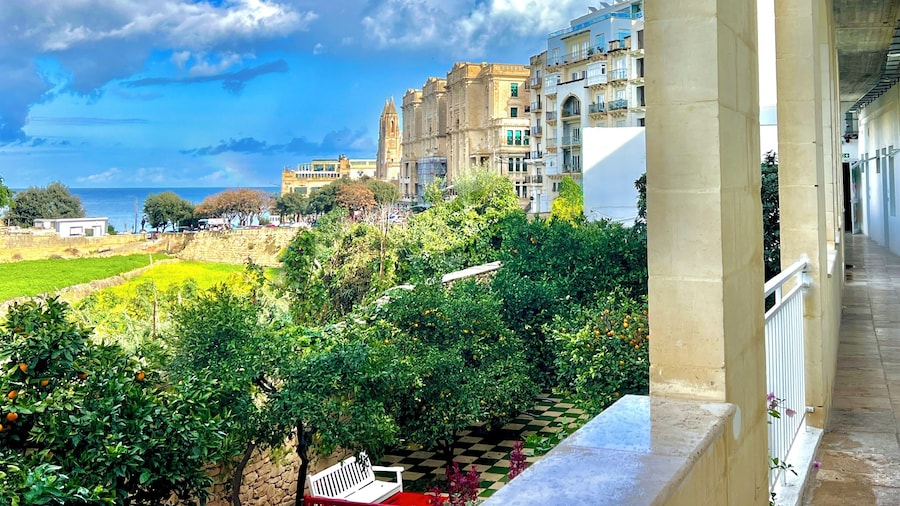 Follow the Sun Boutique Hostel - Pool, Breakfast & Sea Views