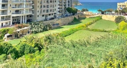 Follow the Sun Boutique Hostel - Pool, Breakfast & Sea Views